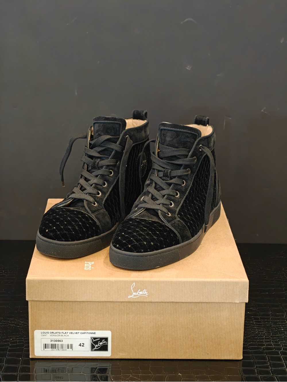 LOUIS ORLATO FLAT VELVET CAPITONNE